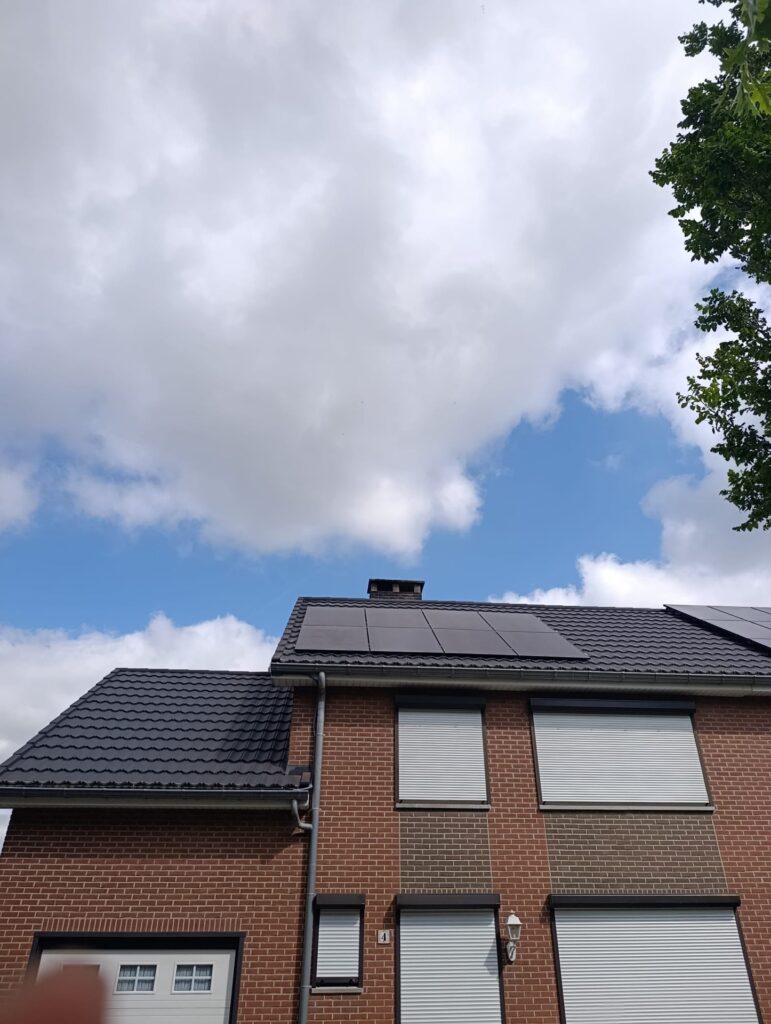 Full black zonnepanelen in Neeroeteren