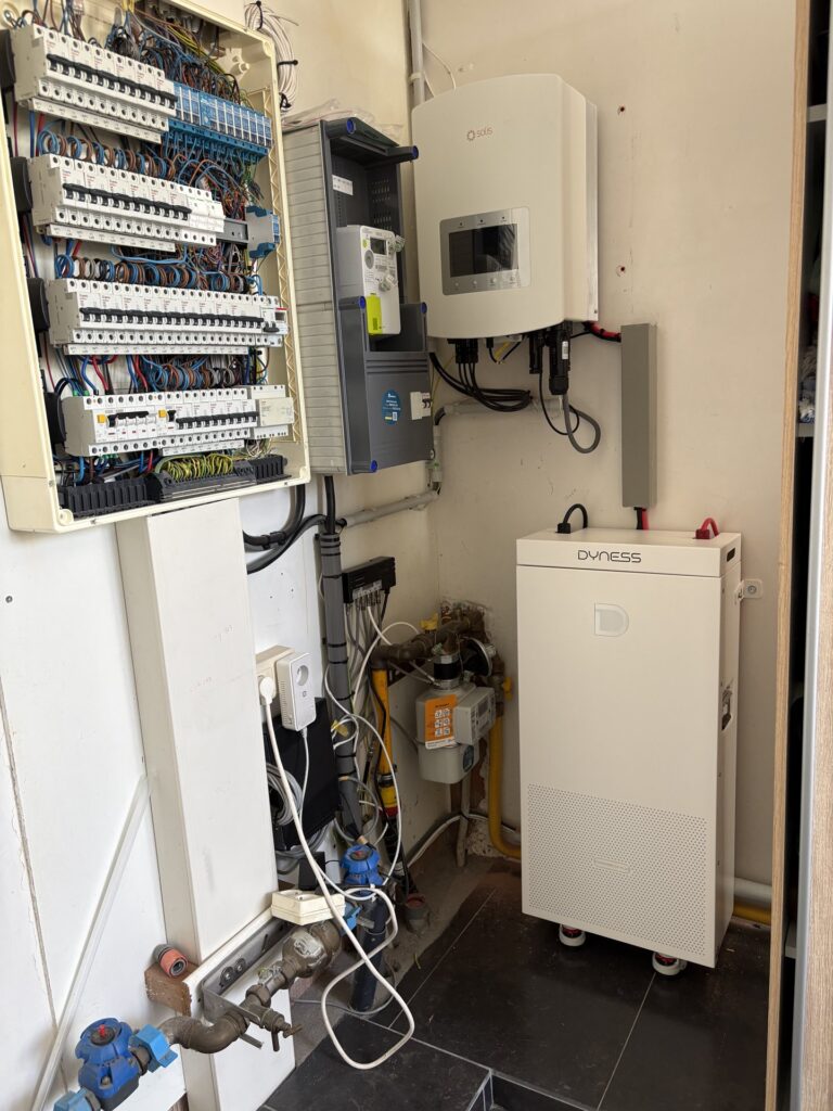 Thuisbatterij van 16 kWh bij een bestaande omvormer in Hooglede