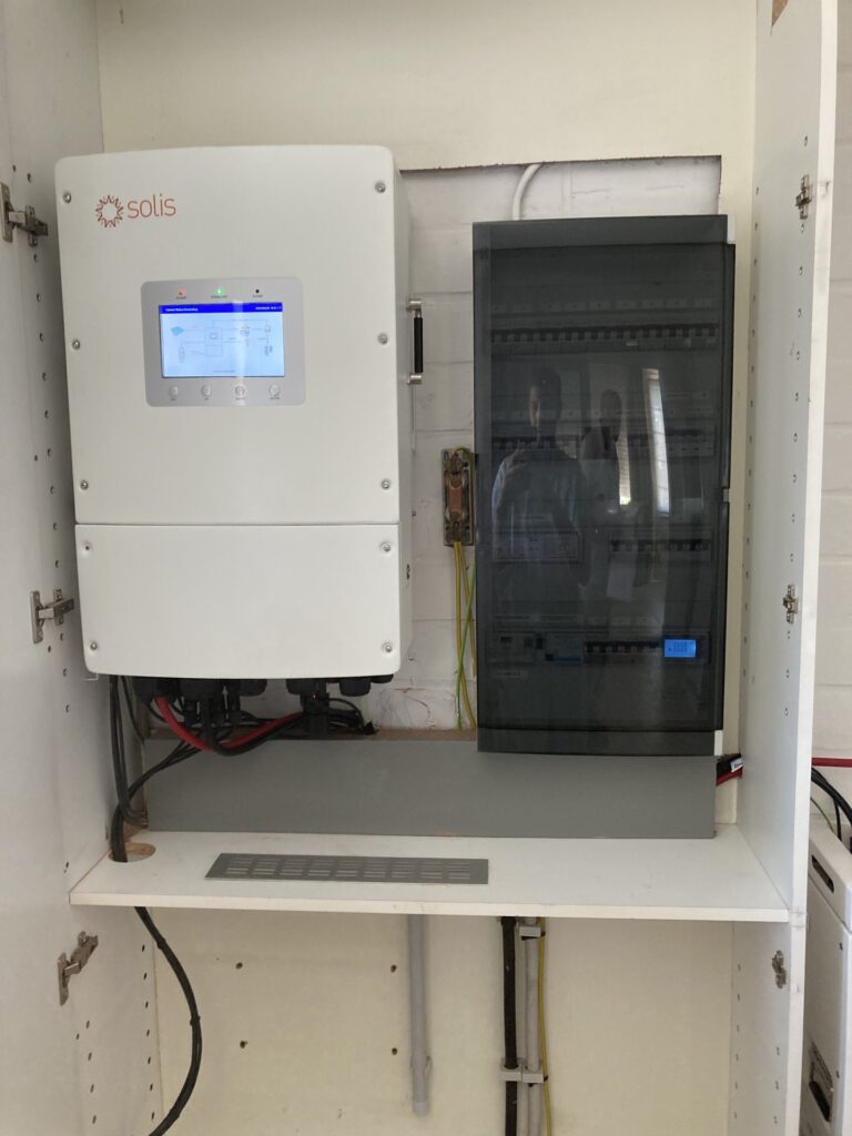 Driefasige hybride omvormer en 16 kWh thuisbatterij in Keerbergen