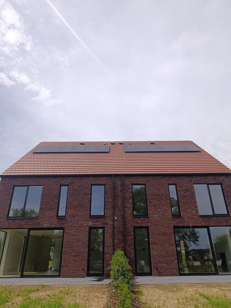 Zonnepanelen en hybride omvormer op een nieuwbouwwoning in Bertem