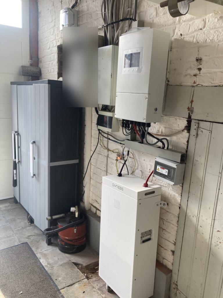 Hybride omvormer en thuisbatterij van 16 kWh in Gingelom