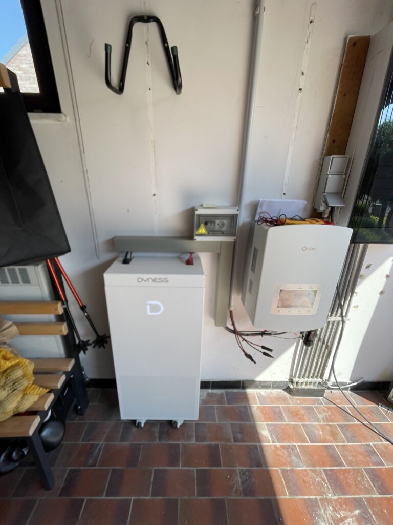 AC-gekoppelde thuisbatterij van 16 kWh in Landen
