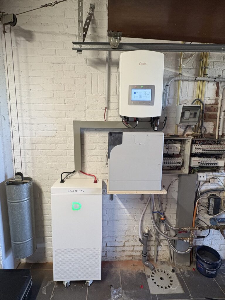 Hybride omvormer en thuisbatterij van 16 kWh in Kampenhout