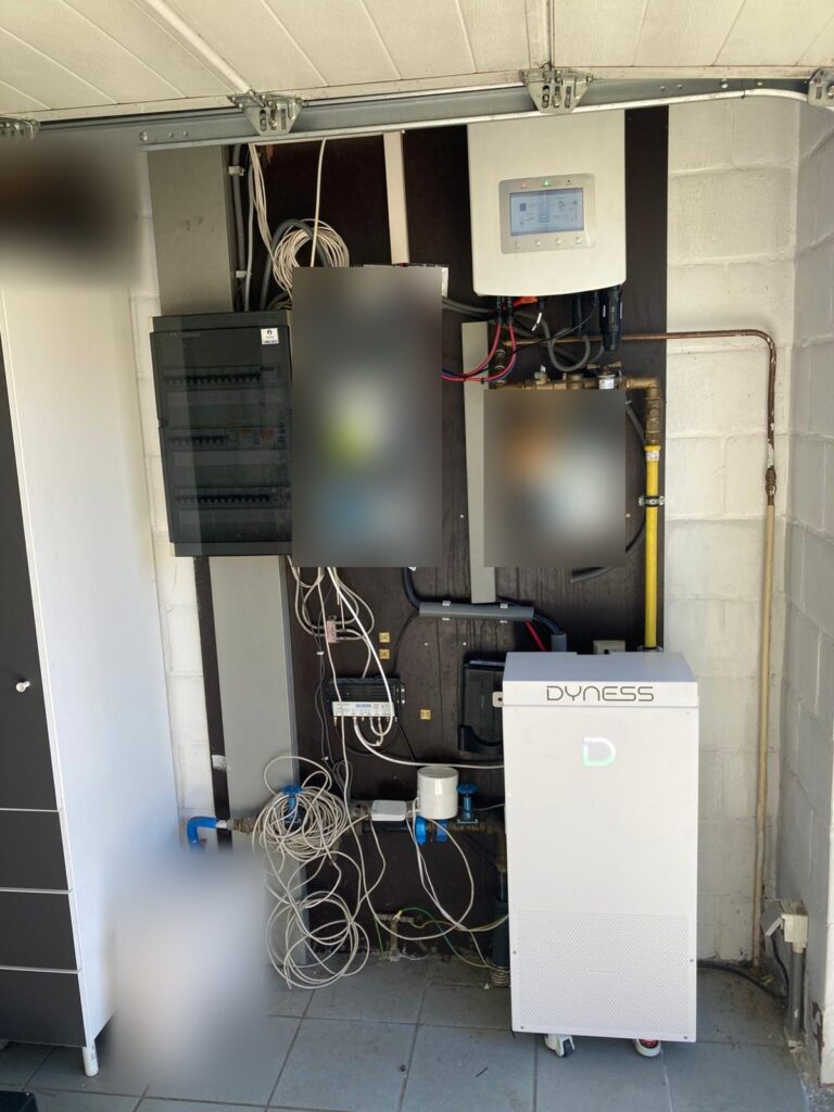 Hybride omvormer en thuisbatterij van 14 kWh in de garage in Beringen