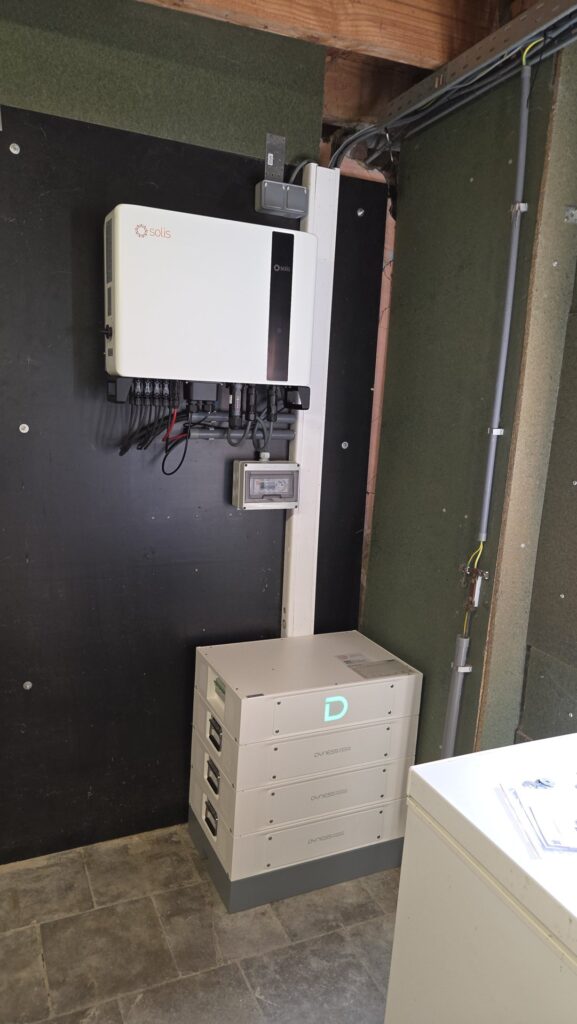 Driefasige hybride omvormer en thuisbatterij van 15 kWh in Sint-Truiden