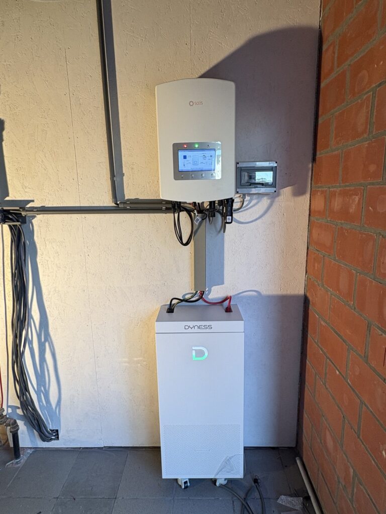 Hybride omvormer en thuisbatterij van 16 kWh in Beernem