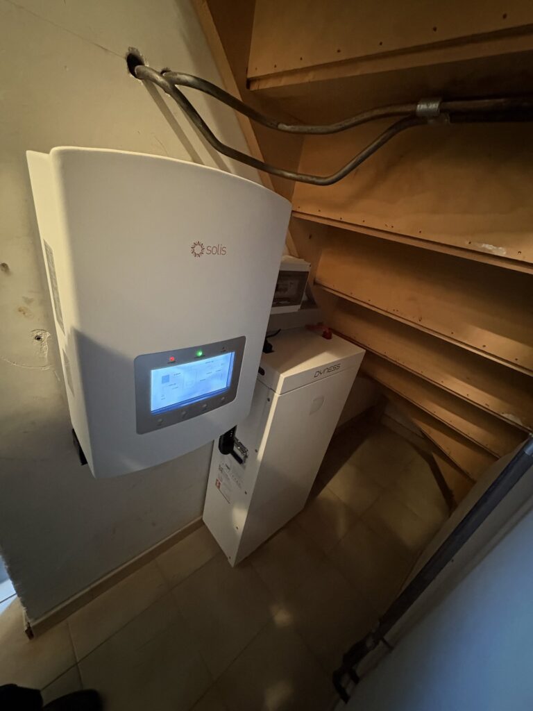 Thuisbatterij van 16 kWh bij zonnepanelen van 9 kWp in Evergem