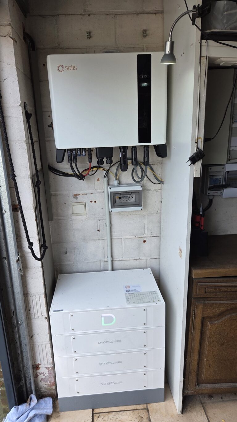Driefasige thuisbatterij van 15 kWh bij zonnepanelen van 5 kWp in Kampenhout