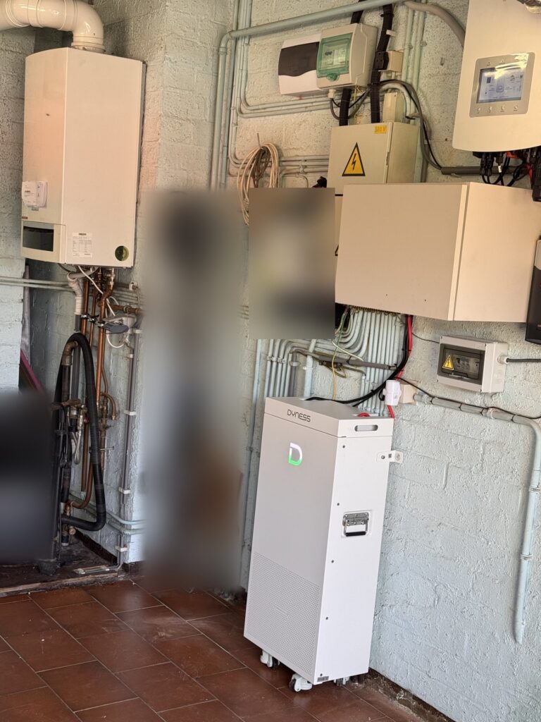 Thuisbatterij van 16 kWh met nieuwe hybride omvormer in Zoersel