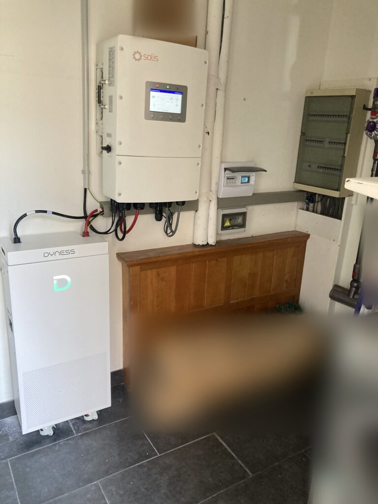 Zonnepanelen met driefasige omvormer en 16 kWh thuisbatterij in Diest