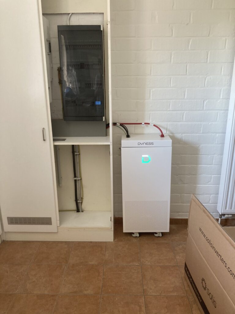 Driefasige hybride omvormer en 16 kWh thuisbatterij in Keerbergen – foto 2
