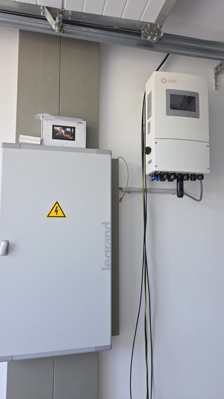 Zonnepanelen en hybride omvormer op een nieuwbouwwoning in Bertem – foto 2