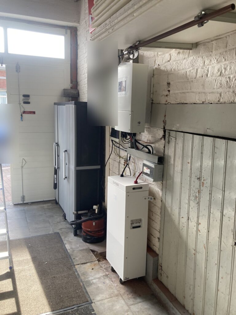 Hybride omvormer en thuisbatterij van 16 kWh in Gingelom – foto 2