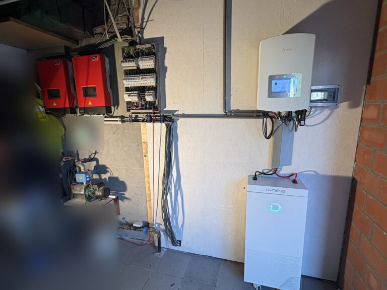 Hybride omvormer en thuisbatterij van 16 kWh in Beernem – foto 2
