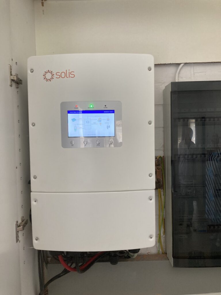 Driefasige hybride omvormer en 16 kWh thuisbatterij in Keerbergen – foto 3