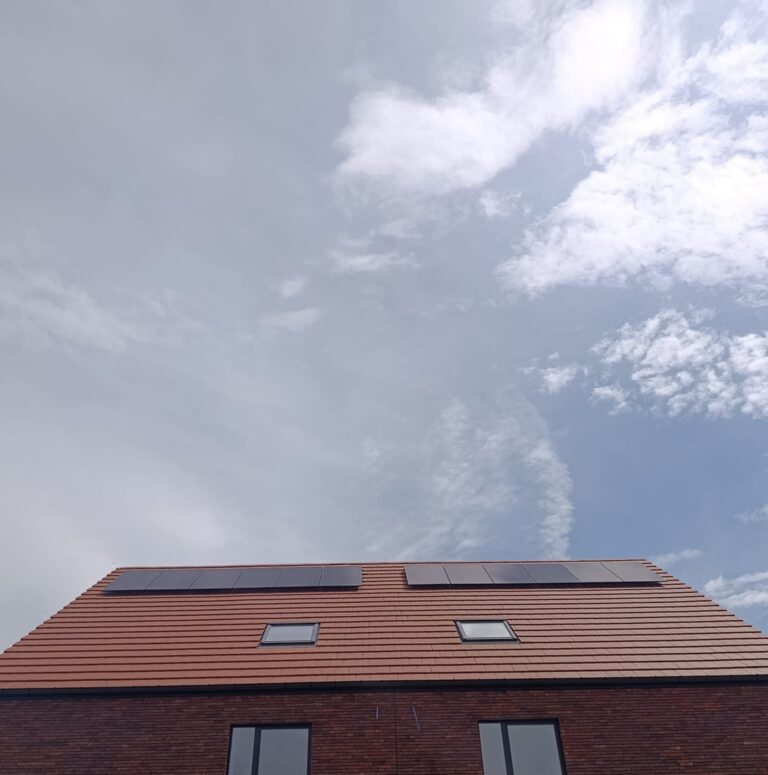 Zonnepanelen en hybride omvormer op een nieuwbouwwoning in Bertem – foto 3