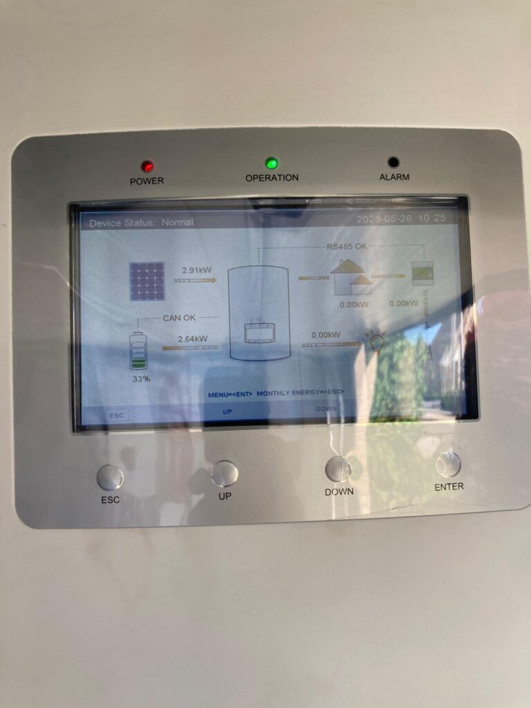 Hybride omvormer en thuisbatterij van 14 kWh in de garage in Beringen – foto 2