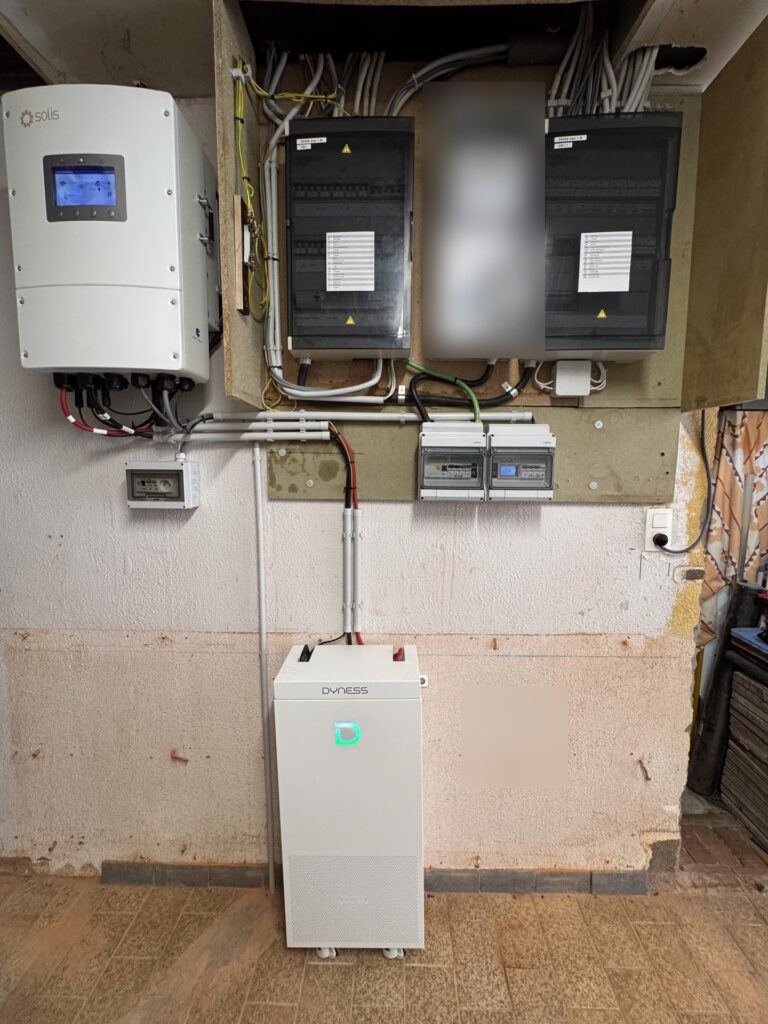 Driefasige hybride omvormer en thuisbatterij van 16 kWh in Beringen