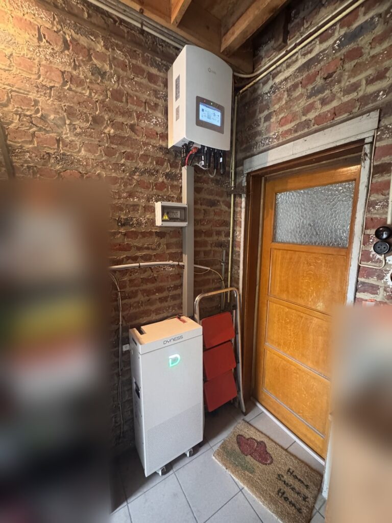 Hybride omvormer en thuisbatterij van 16 kWh in Huldenberg