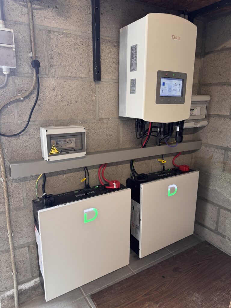 Hybride omvormer en thuisbatterij van 10 kWh in Kinrooi