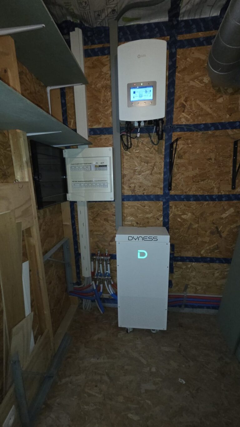 Hybride omvormer en thuisbatterij van 14 kWh in Maasmechelen