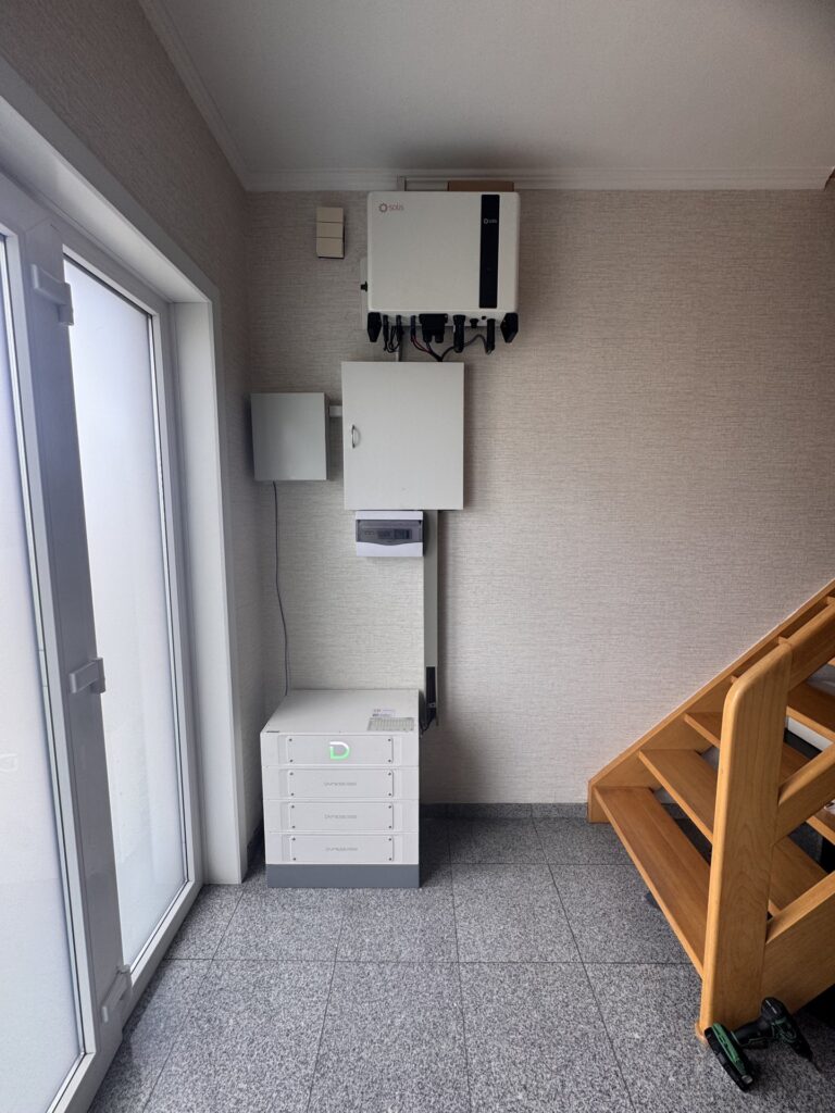 Driefasige hybride omvormer en thuisbatterij van 15 kWh in Tongeren-Borgloon