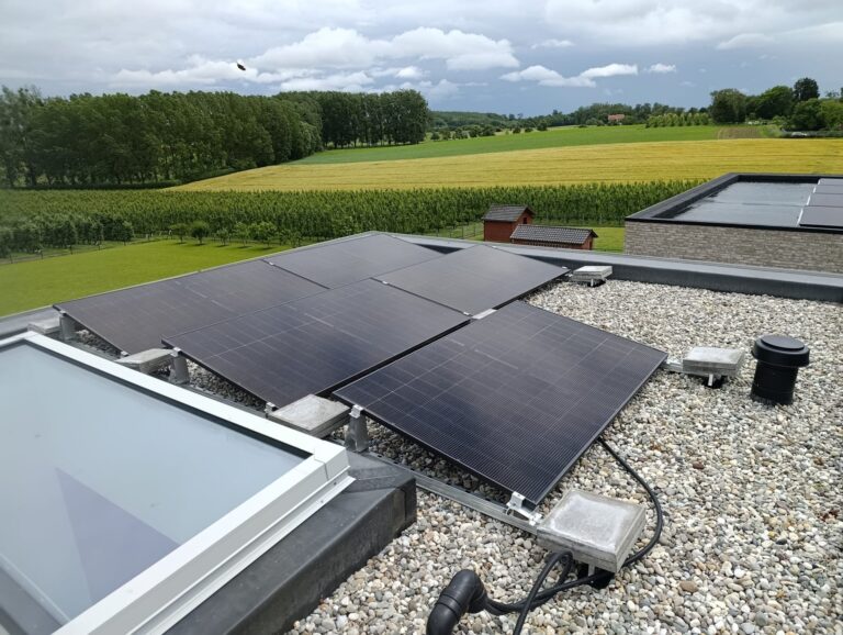 11 zonnepanelen op een plat dak in Tongeren-Borgloon