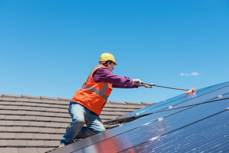 Zonnepanelen reinigen: hoe en wanneer?