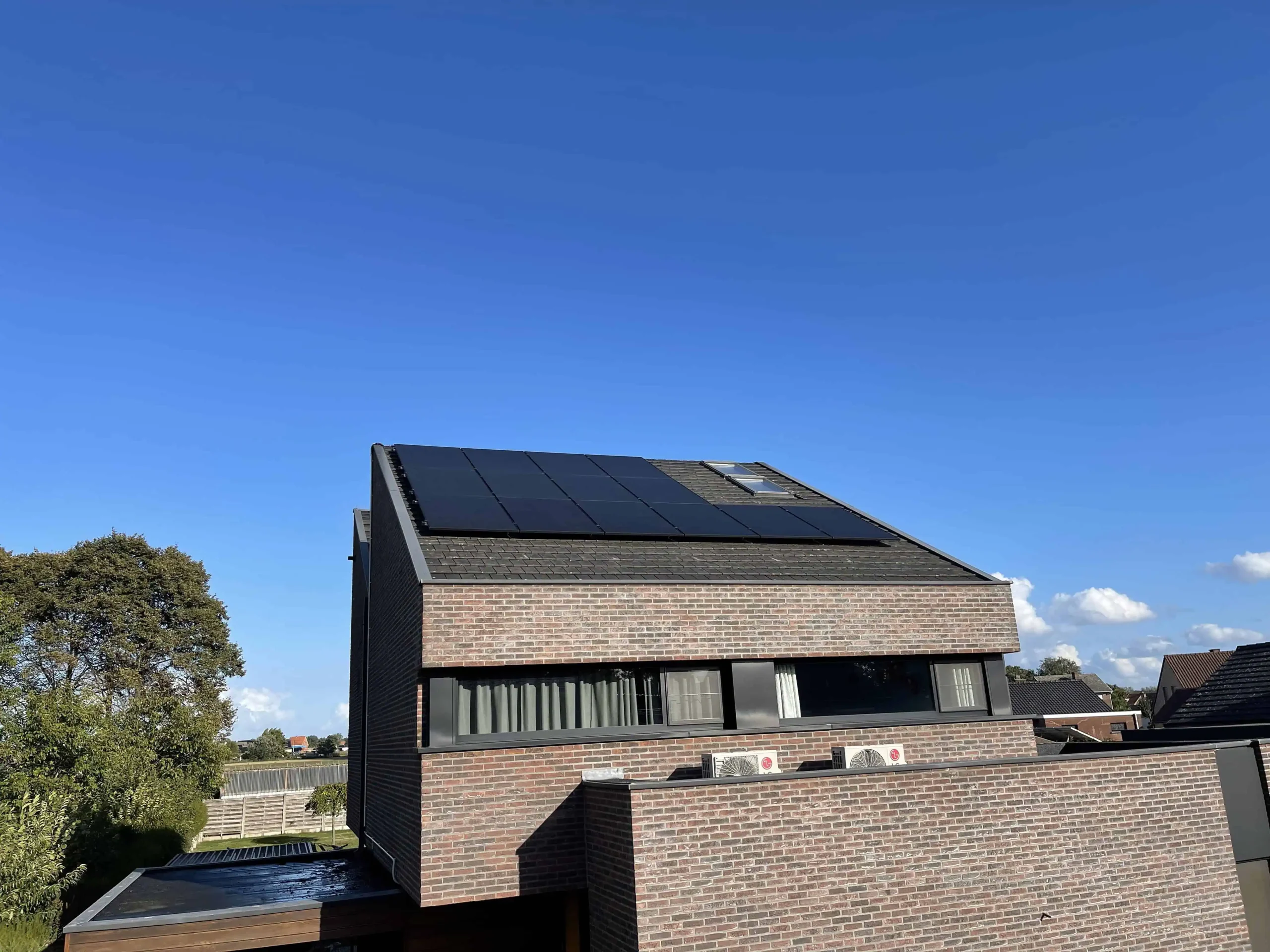 Full black zonnepanelen op een moderne woning in Leopoldsburg, geplaatst door SFelek