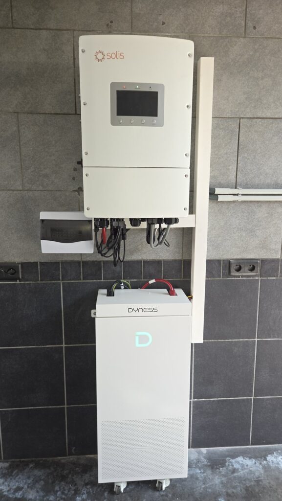 Driefasige hybride omvormer en thuisbatterij van 16 kWh in Neeroeteren