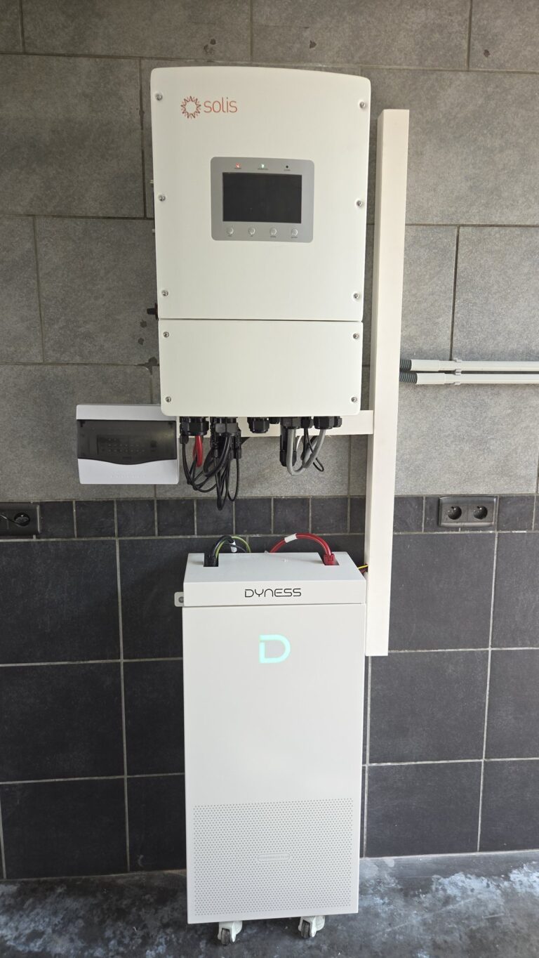 Driefasige hybride omvormer en thuisbatterij van 16 kWh in Neeroeteren
