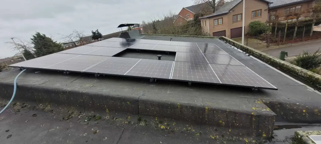 16 JA Solar-zonnepanelen op een plat dak in Sint-Truiden