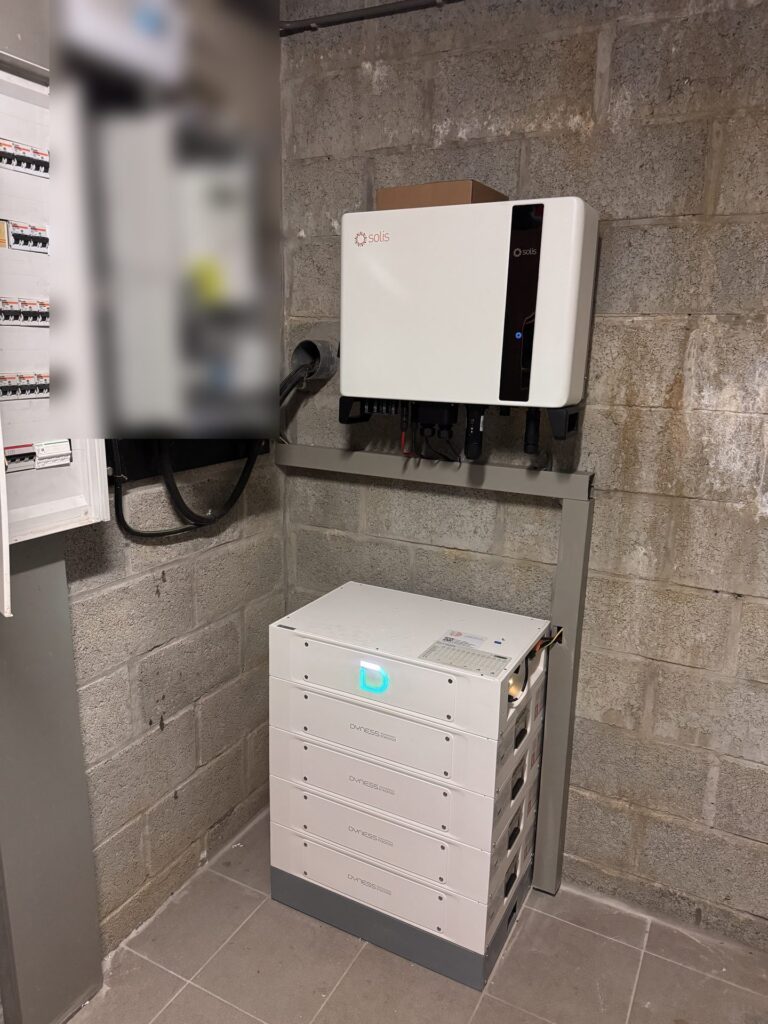 AC-gekoppelde thuisbatterij van 20,5 kWh bij zonnepanelen van 8,5 kWp in Aarschot