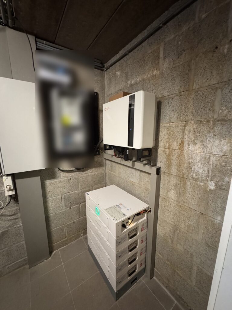 AC-gekoppelde thuisbatterij van 20,5 kWh bij zonnepanelen van 8,5 kWp in Aarschot – foto 2