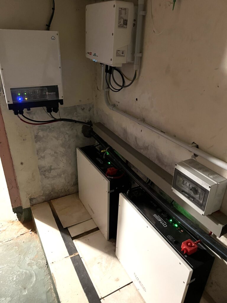 Thuisbatterij van 10,24 kWh bij bestaande zonnepanelen in Antwerpen