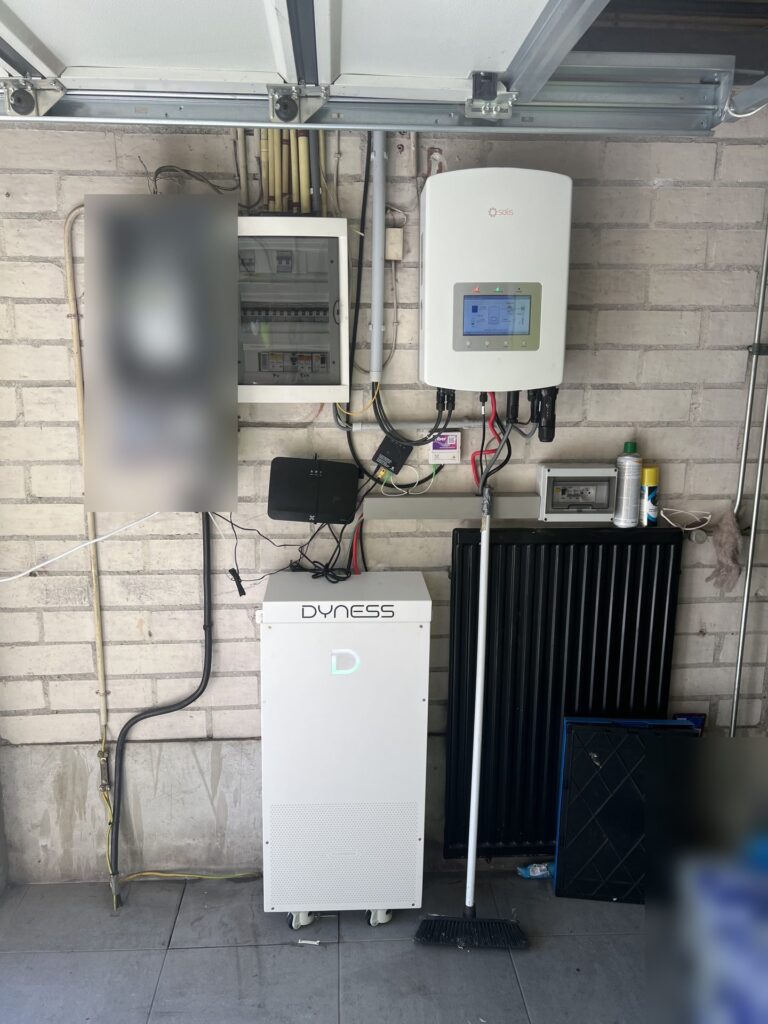 Thuisbatterij van 14,3 kWh met nieuwe hybride omvormer in Merksem