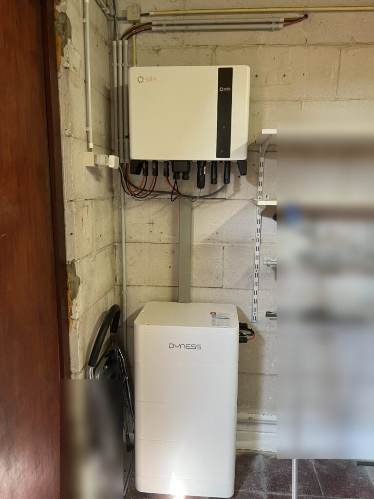 Thuisbatterij van 10,7 kWh met driefasige omvormer in Asse