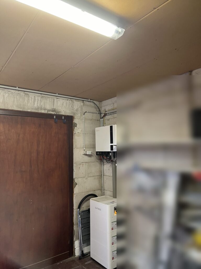 Thuisbatterij van 10,7 kWh met driefasige omvormer in Asse – foto 2