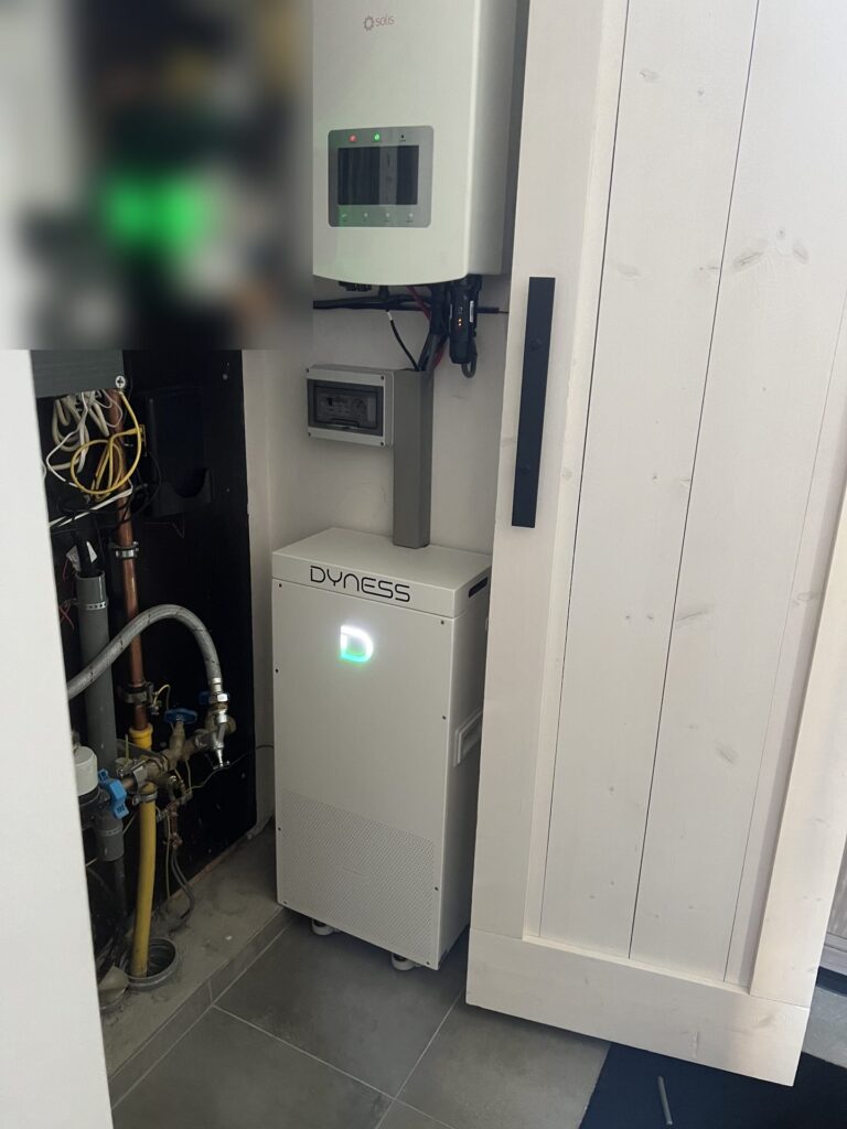 Thuisbatterij van 14,3 kWh met hybride omvormer in Beringen