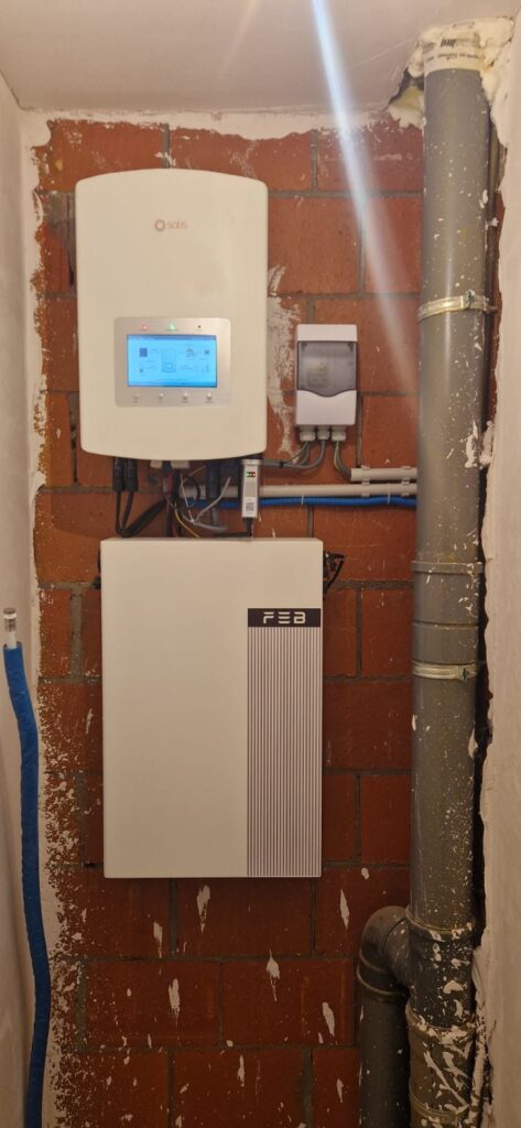 Nieuwe omvormer, thuisbatterij van 10,24 kWh en laadpaal in Bertem