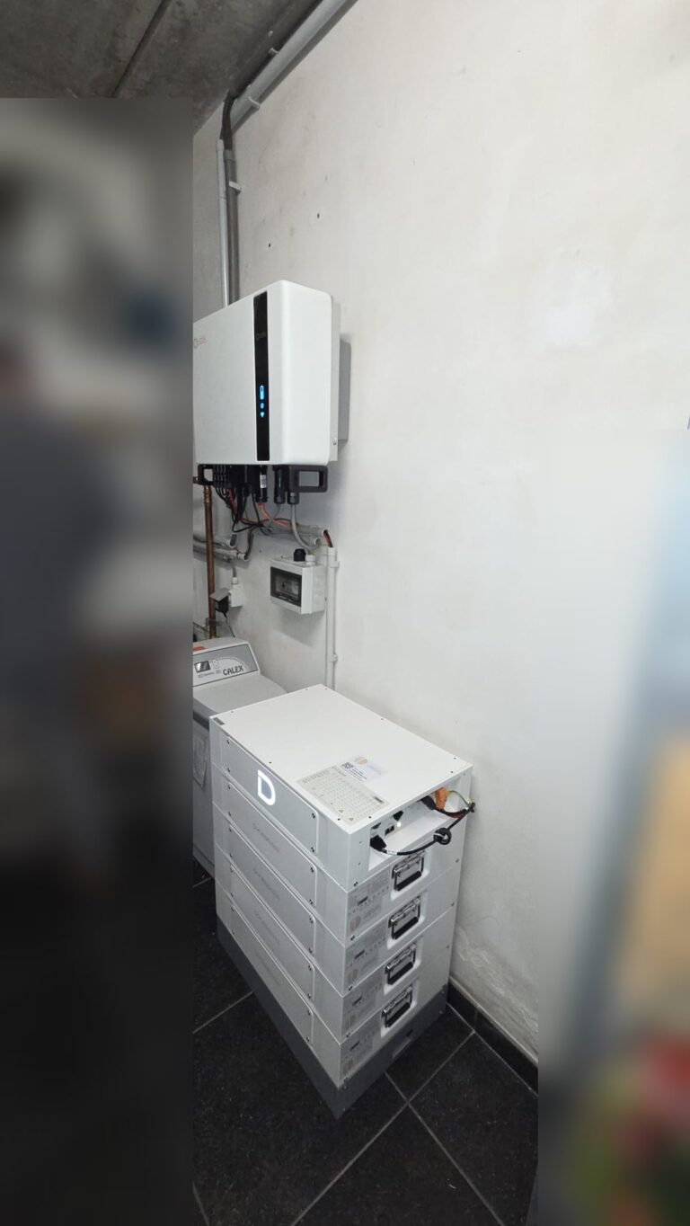 Thuisbatterij van 20,48 kWh met driefasige omvormer in Lummen