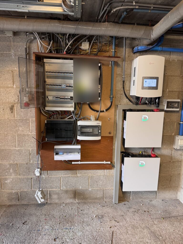 Thuisbatterij van 10,24 kWh met Solis-omvormer in Maaseik (Neeroeteren)
