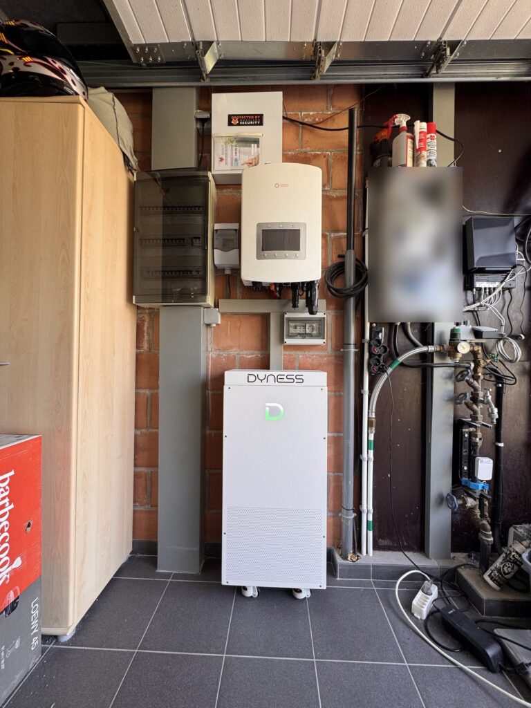 AC-gekoppelde thuisbatterij van 14,3 kWh bij zonnepanelen van 4,8 kWp in Ranst