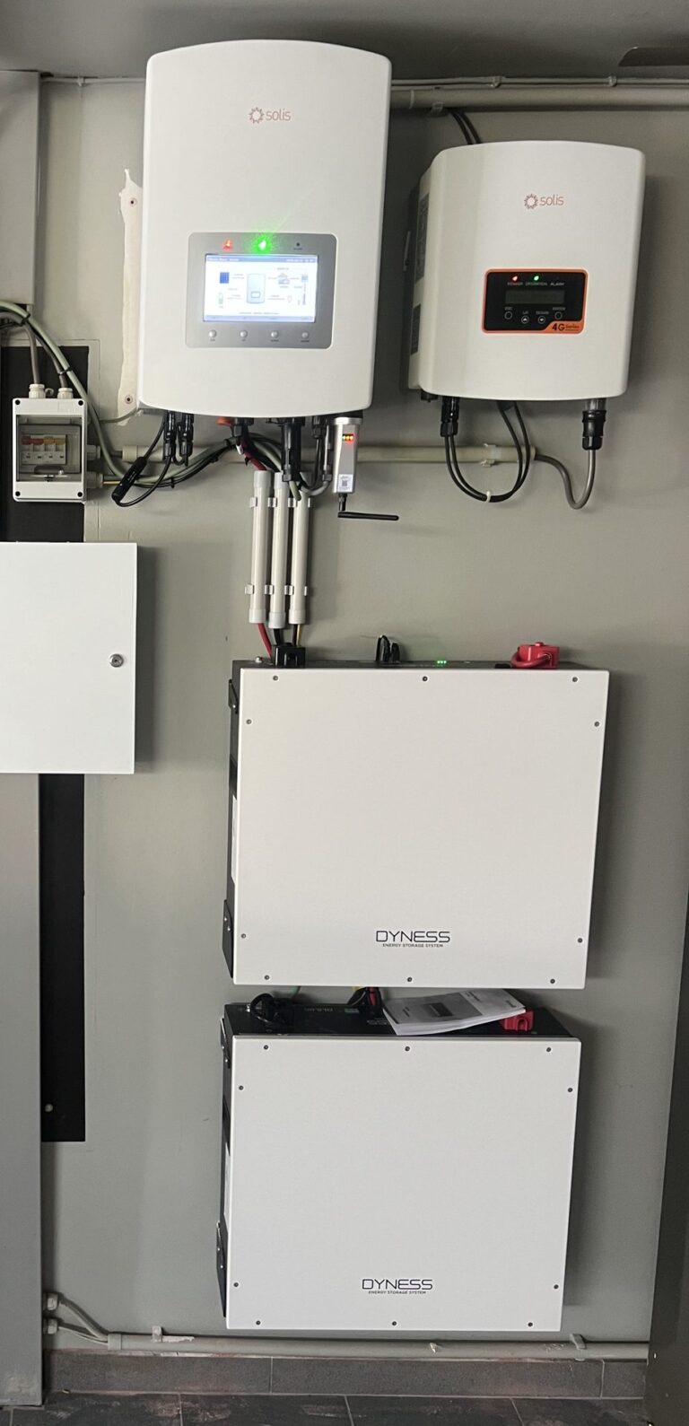 Hybride omvormer en thuisbatterij van 10,24 kWh in Roosdaal