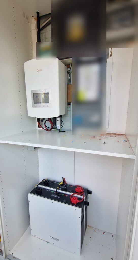 Nieuwe omvormer en thuisbatterij van 10,24 kWh in Zemst