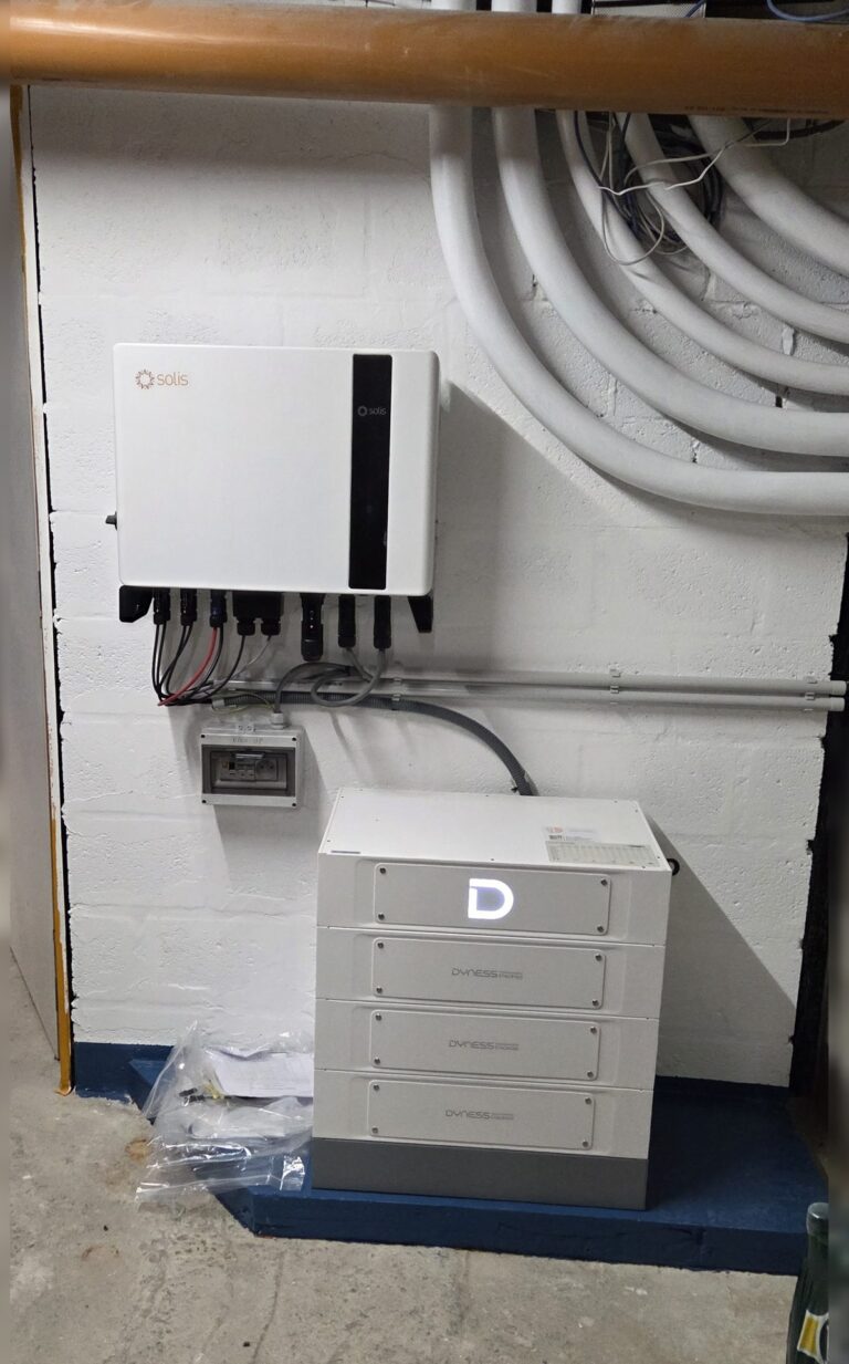 Thuisbatterij van 15,36 kWh met driefasige omvormer in Zemst