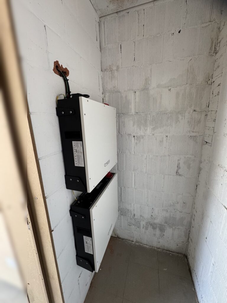 Nieuwe omvormer en thuisbatterij van 10,24 kWh in Zonhoven – foto 2