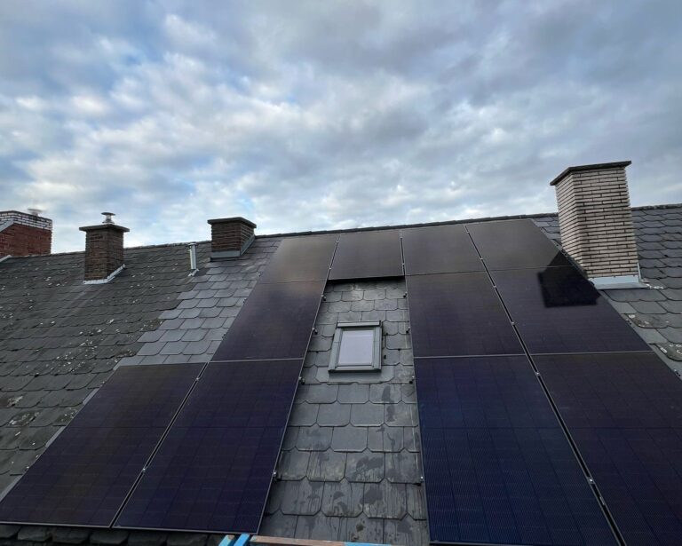 11 zonnepanelen met Growatt-omvormer in Aalst