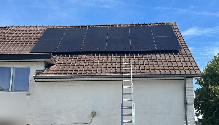 12 zonnepanelen, thuisbatterij en laadpaal in Alken