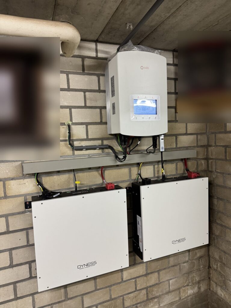 Extra zonnepanelen, hybride omvormer en thuisbatterij van 10,24 kWh in Bree – foto 2